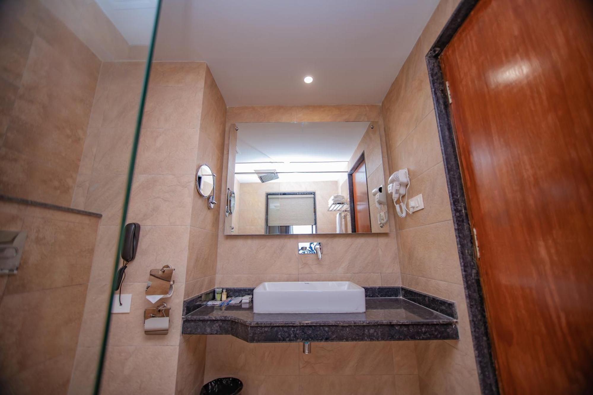 Hotel Pokhara Village & Spa Dış mekan fotoğraf