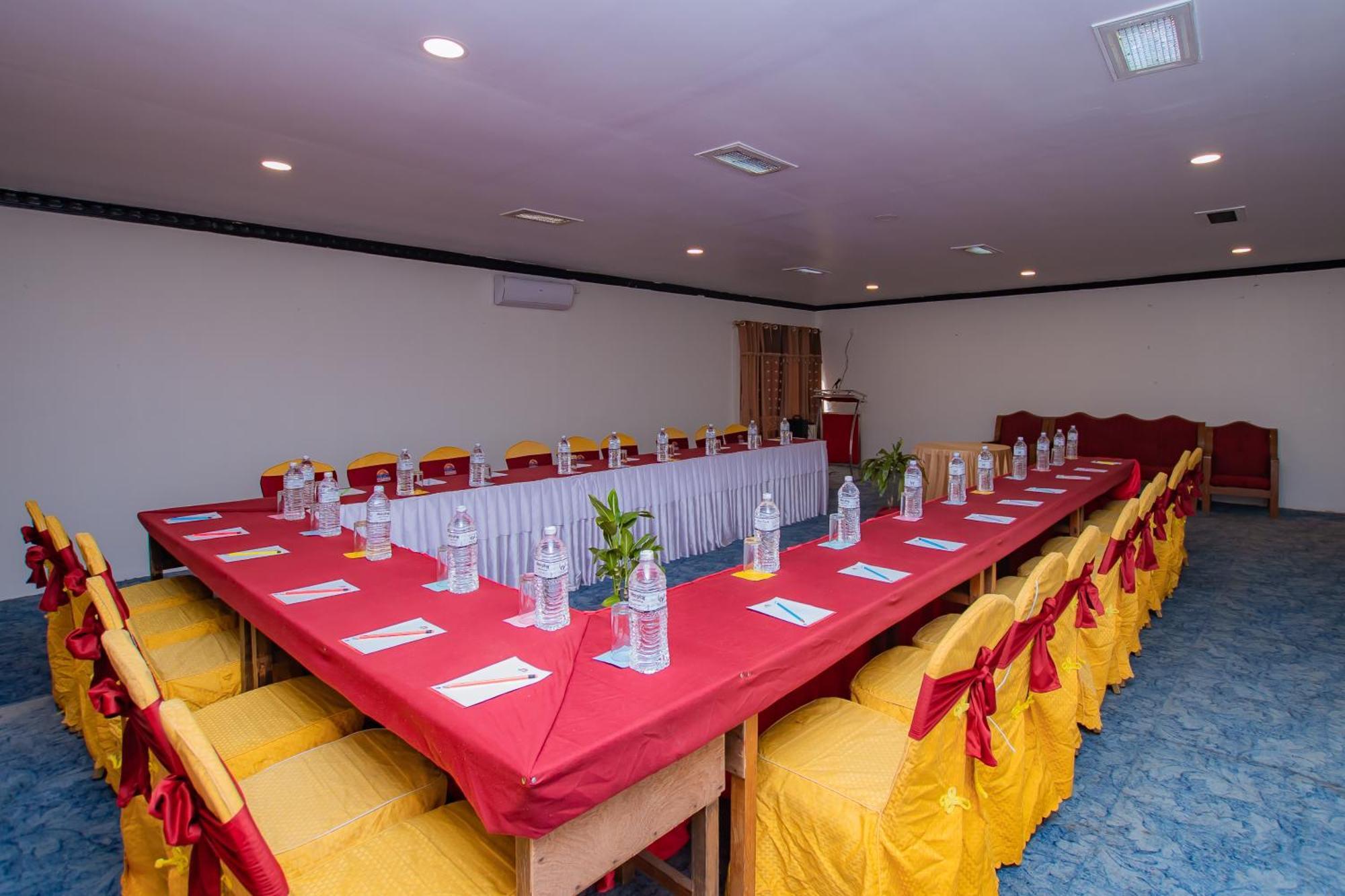 Hotel Pokhara Village & Spa Dış mekan fotoğraf