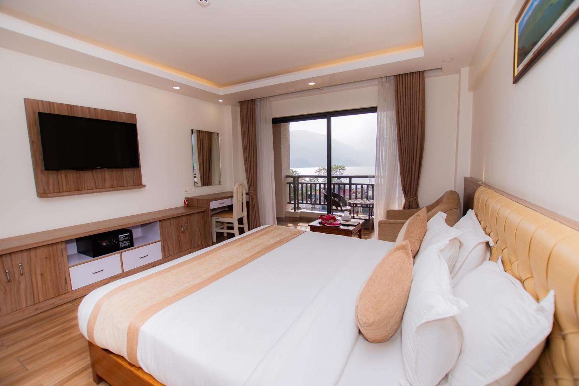 Hotel Pokhara Village & Spa Dış mekan fotoğraf